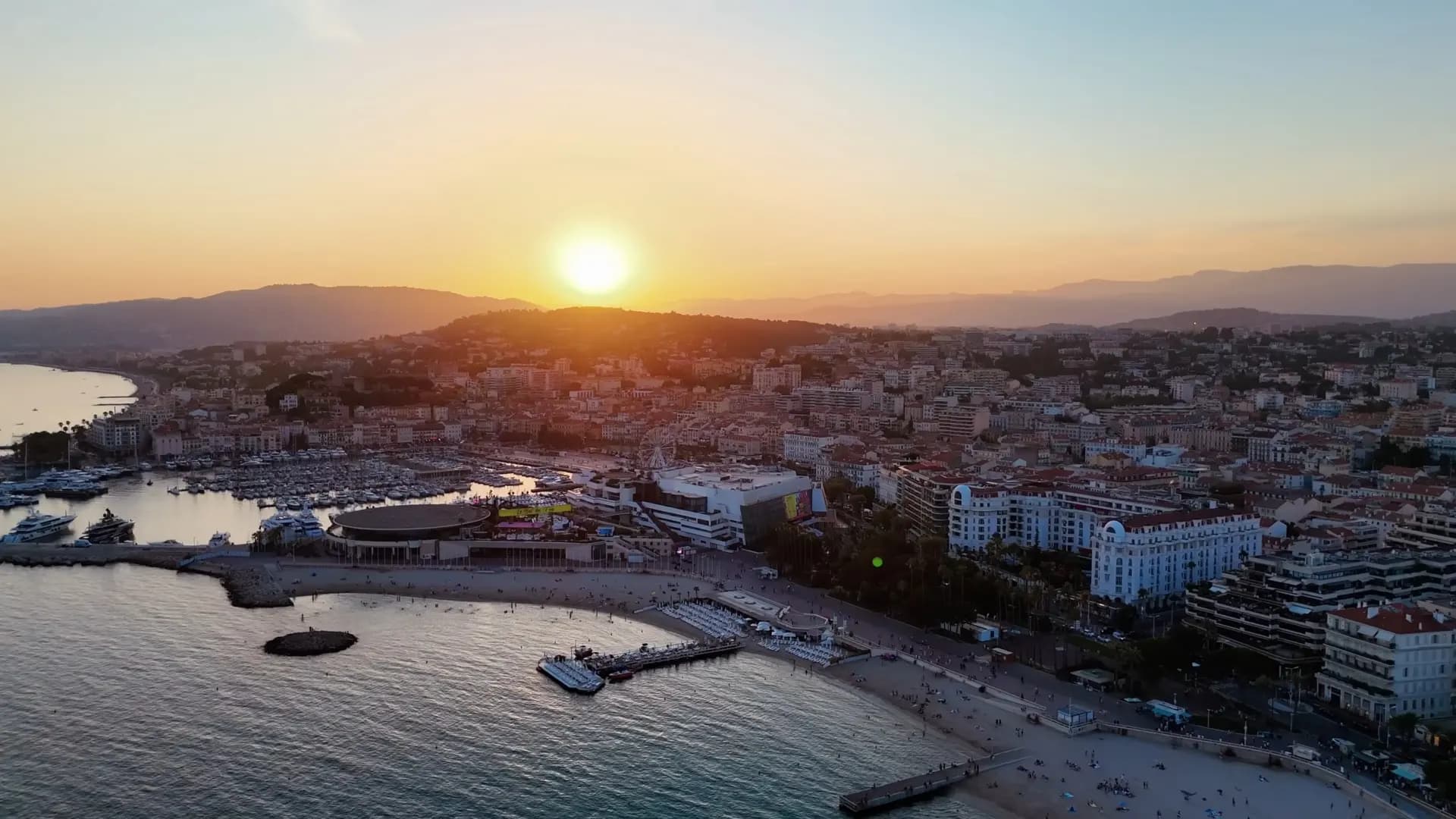 Luftaufnahme von Cannes bei Sonnenuntergang mit Palais des Festivals, Altem Hafen und Croisette
