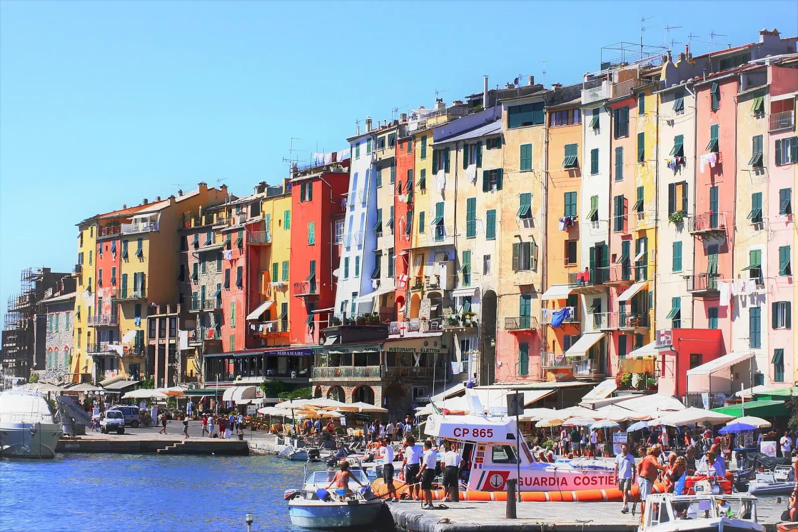 Die bunten Häuser von Portovenere entlang des Hafens