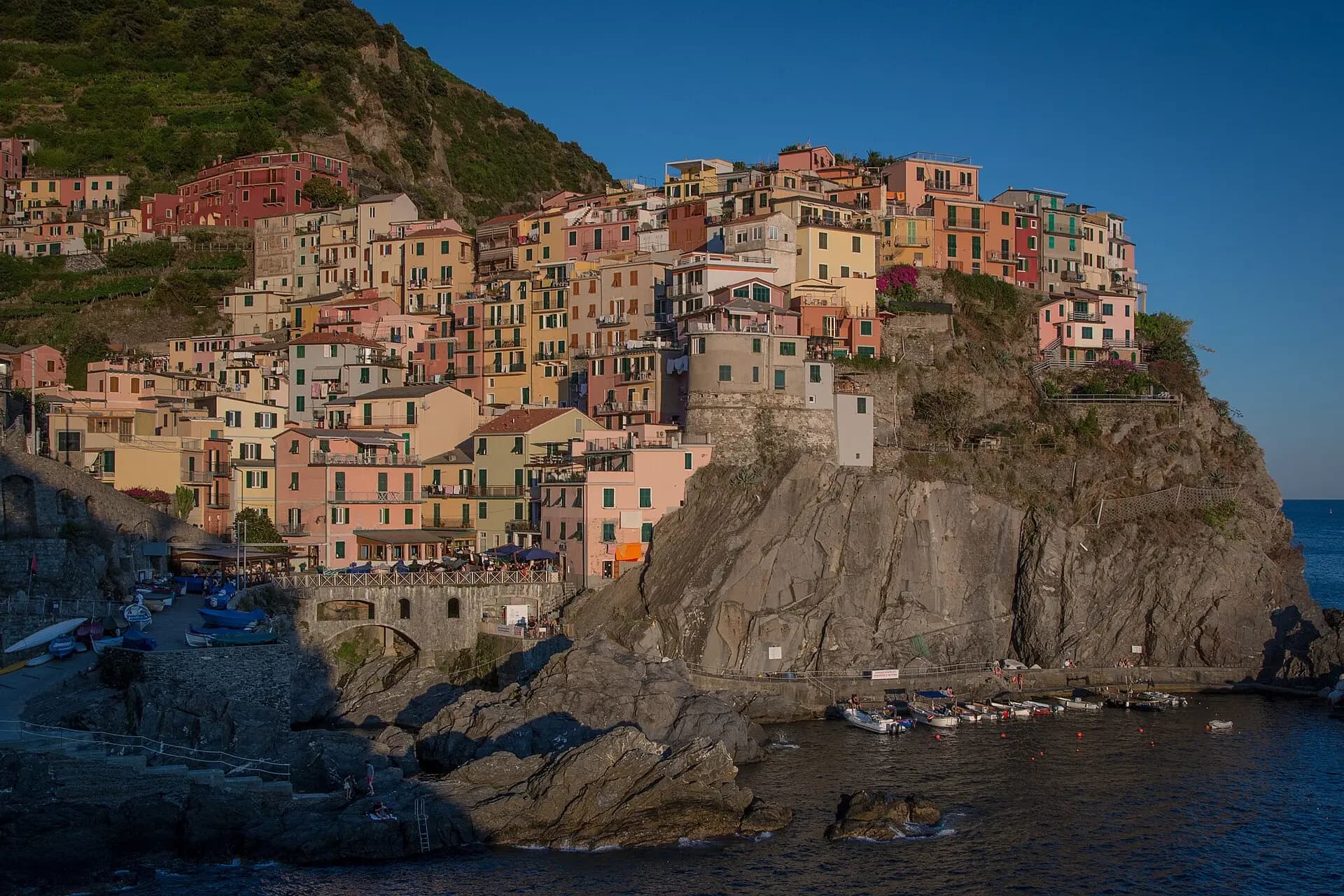 Die bunten Häuser von Manarola auf dem Felsen kurz vor Sonnenuntergang