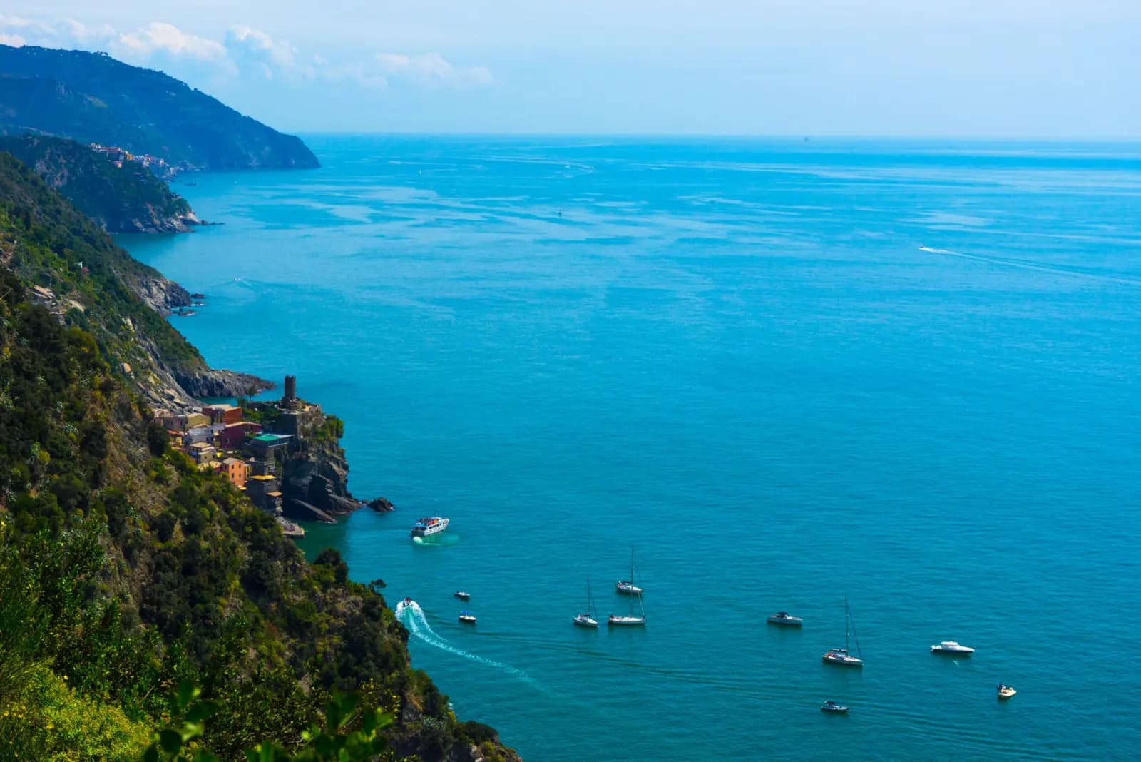 Die steile ligurische Küste von den Höhen nördlich von Vernazza aus gesehen