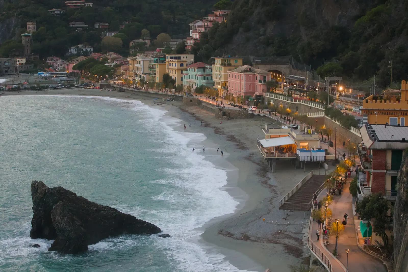 Monterosso al Mare mit Strand und bunten Häusern am Fuß der Hügel