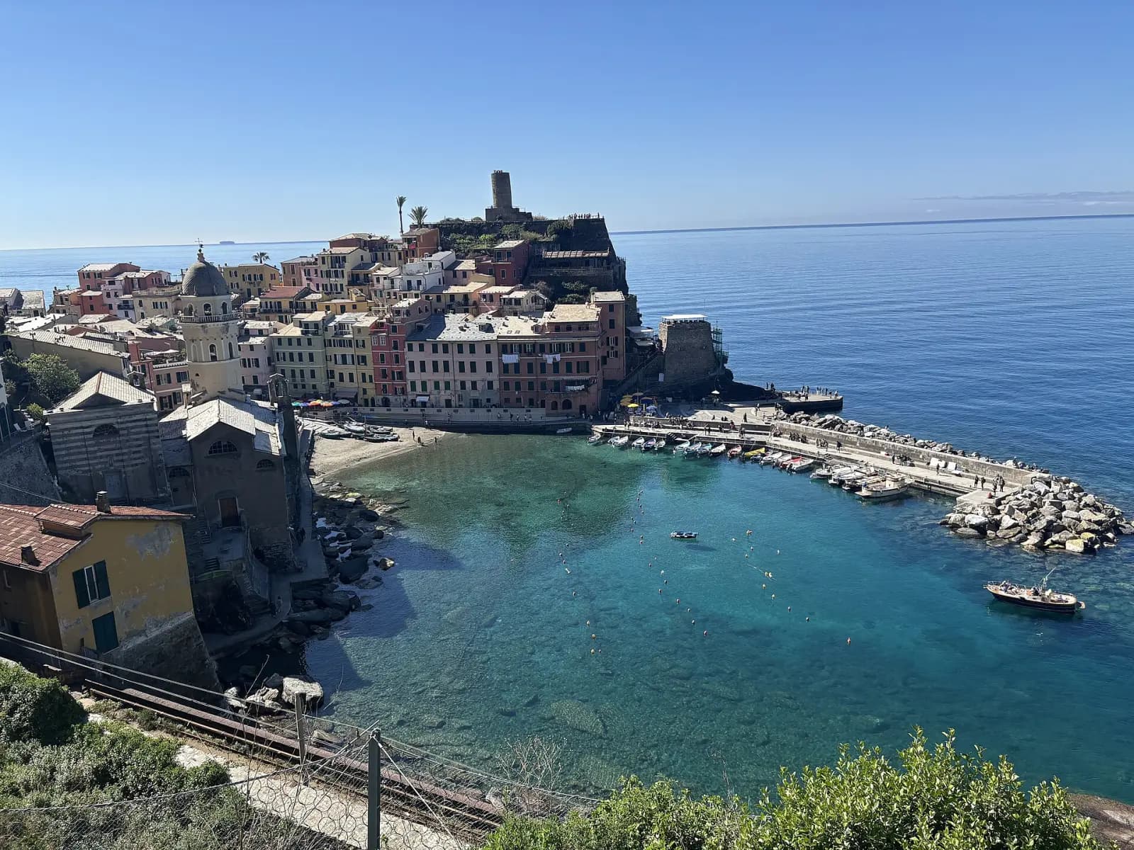 Panorama des Hafens von Vernazza mit Kirche und Turm der Doria-Burg
