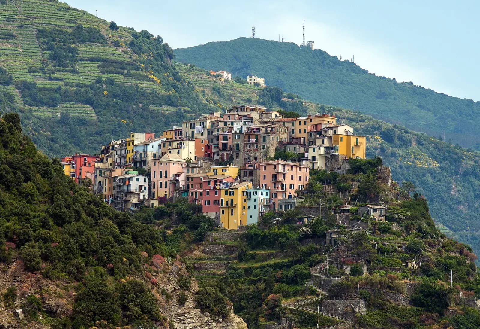 Corniglia auf seinem Felsvorsprung hoch über dem Meer