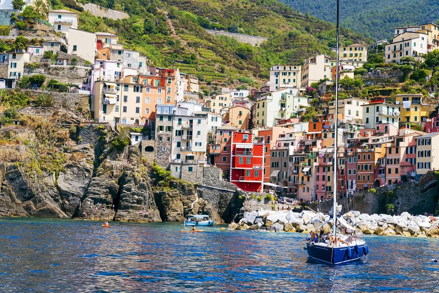 Die bunten Häuser von Riomaggiore, die zum kleinen Hafen hinabführen