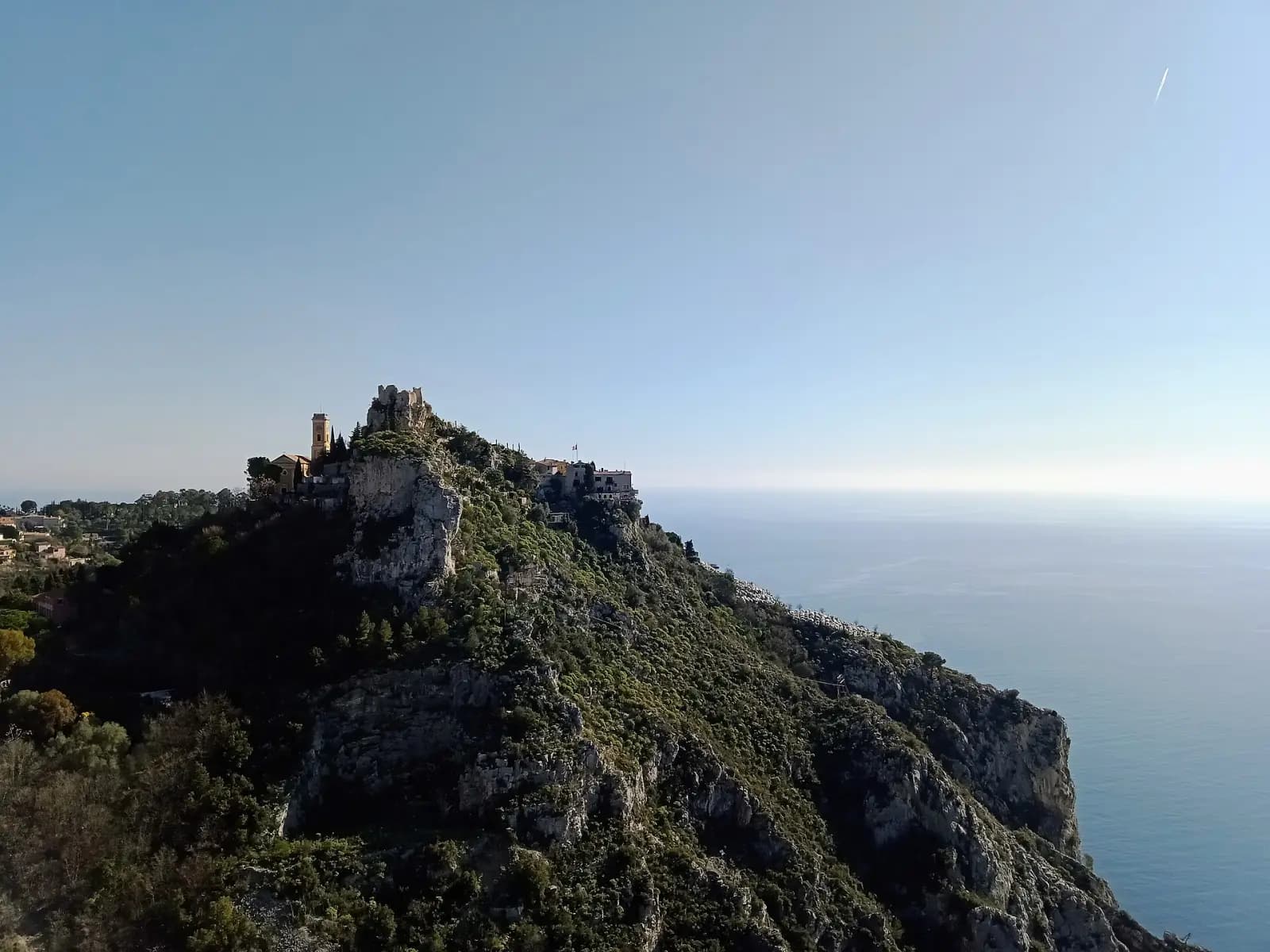 Le village d'Èze et les ruines de son château au sommet d'un piton rocheux au-dessus de la mer