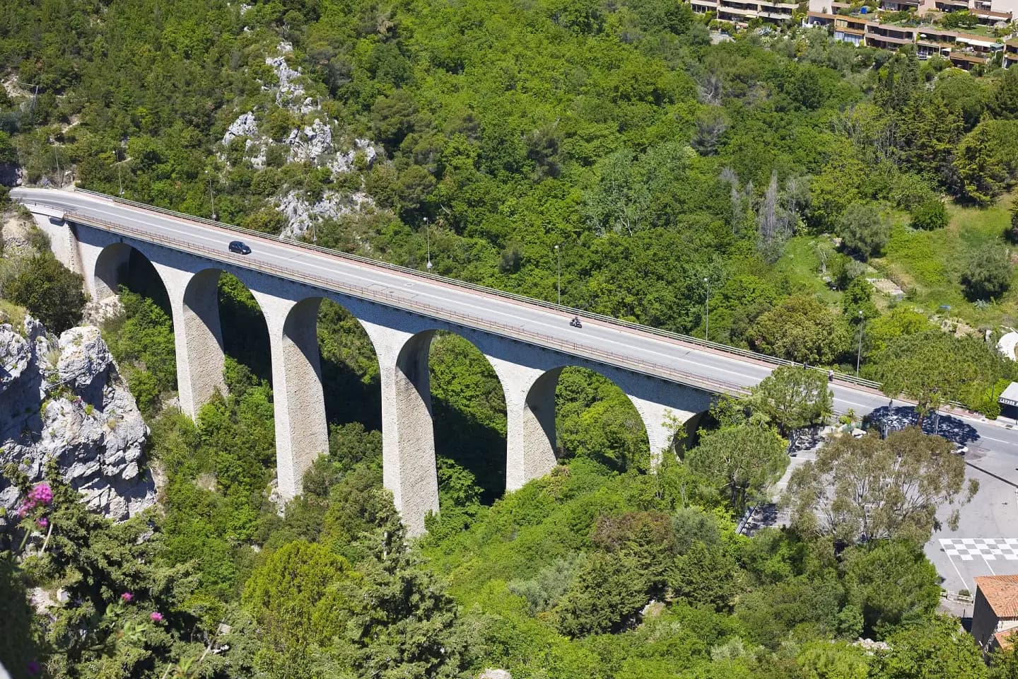 Viaduc de la Moyenne Corniche à Èze, au-dessus d'un vallon boisé