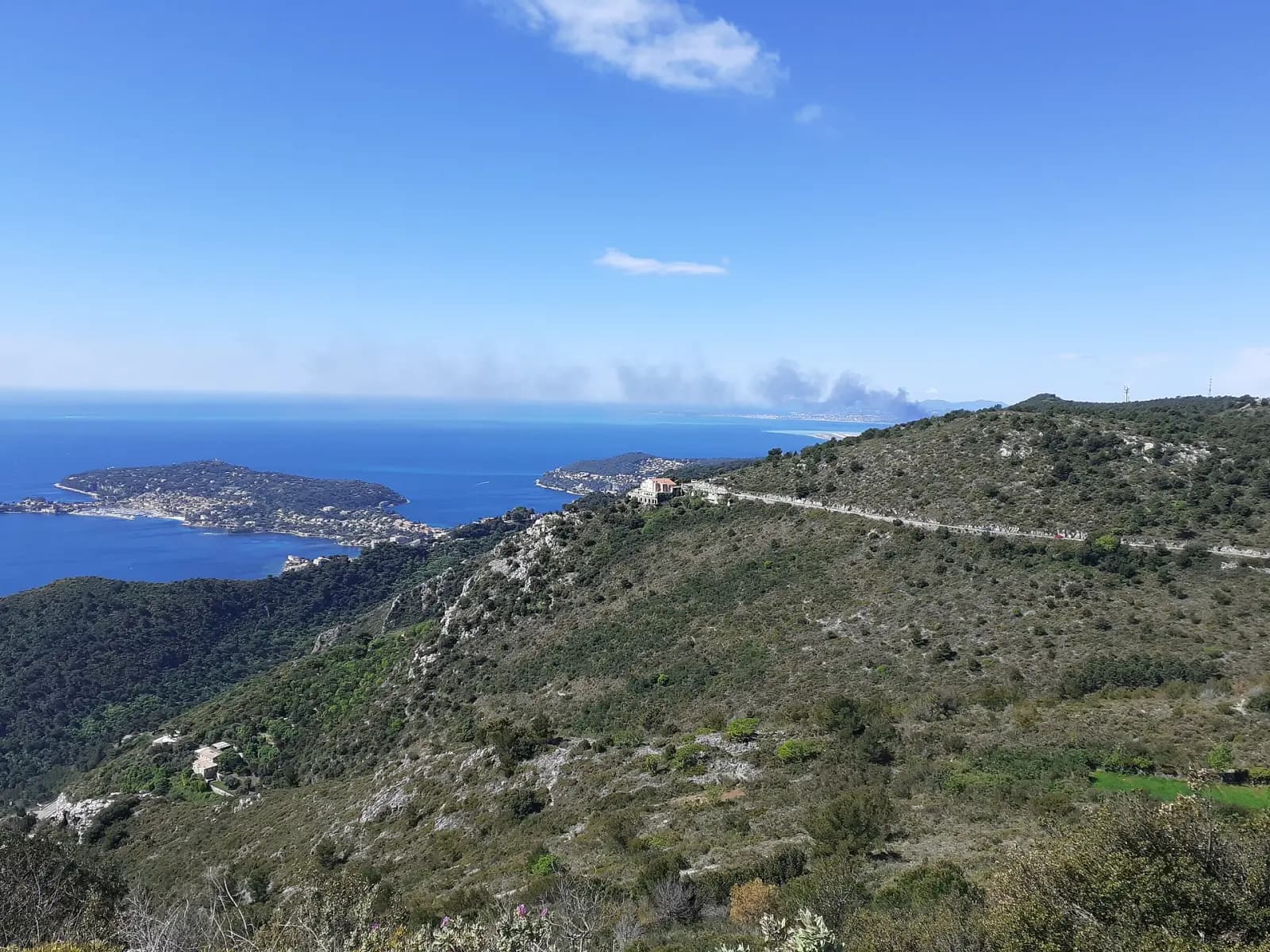 Collines de la Grande Corniche dominant le cap Ferrat et la Méditerranée