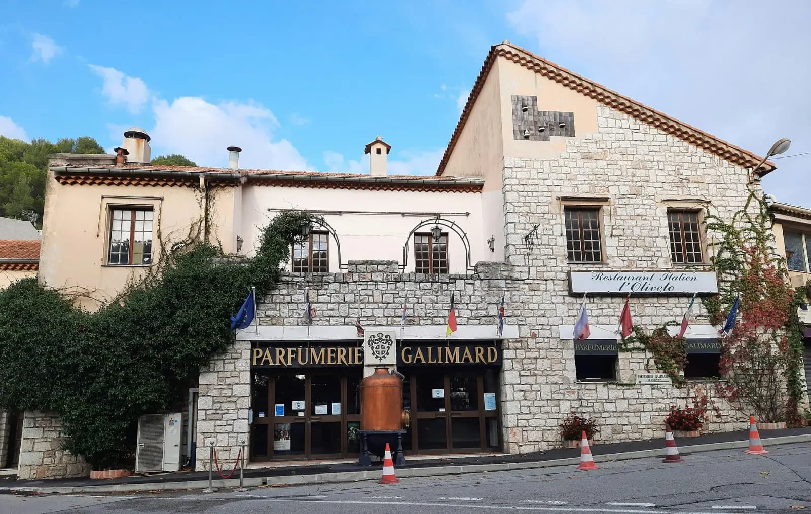 Façade en pierre de la parfumerie Galimard à Èze, au bord de la route