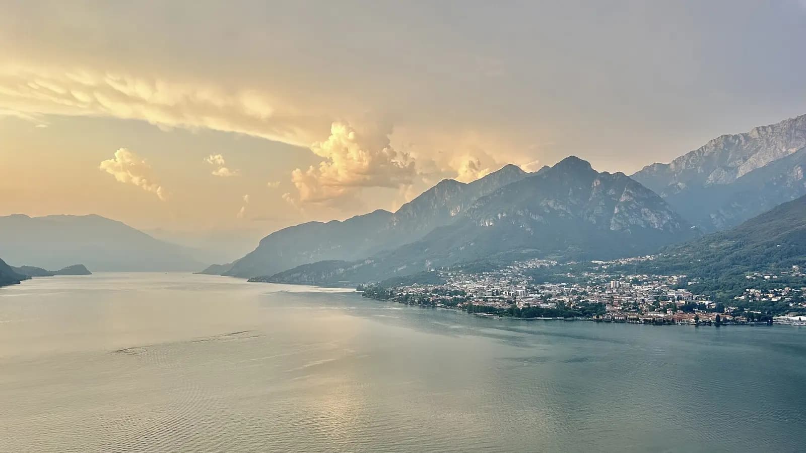 Der Comer See bei Sonnenaufgang, gesehen von einer Bergstraße oberhalb des Ufers