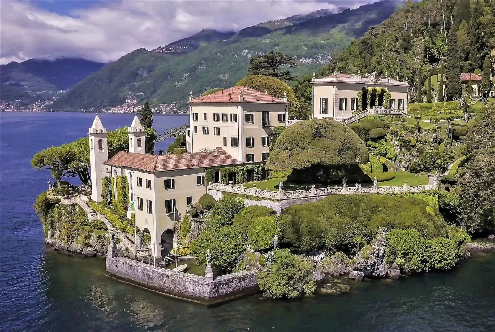 Die Villa del Balbianello mit ihren Gärten auf einer Landzunge im Comer See