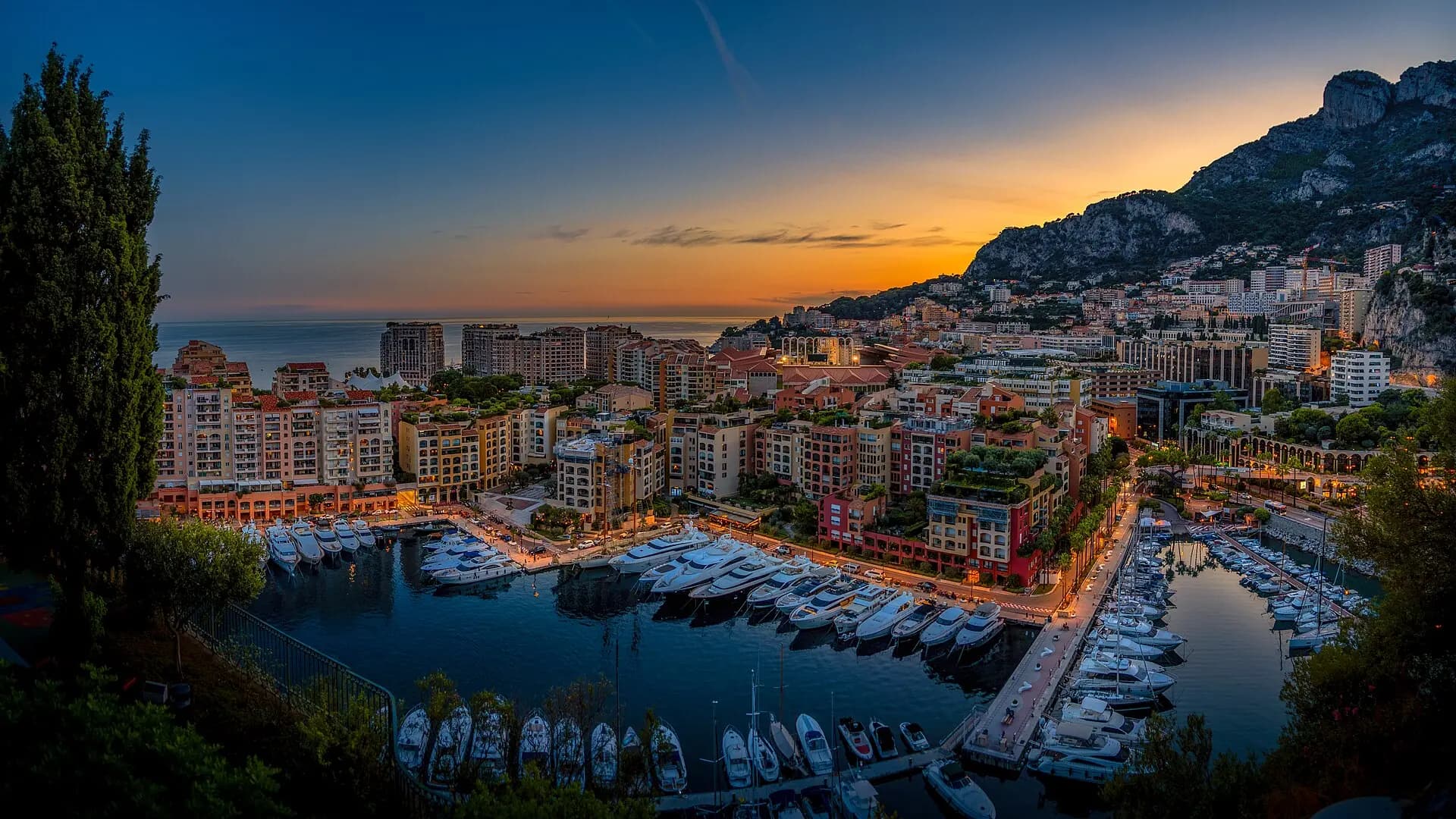Le port de Fontvieille et ses immeubles au crépuscule, au pied du Rocher de Monaco