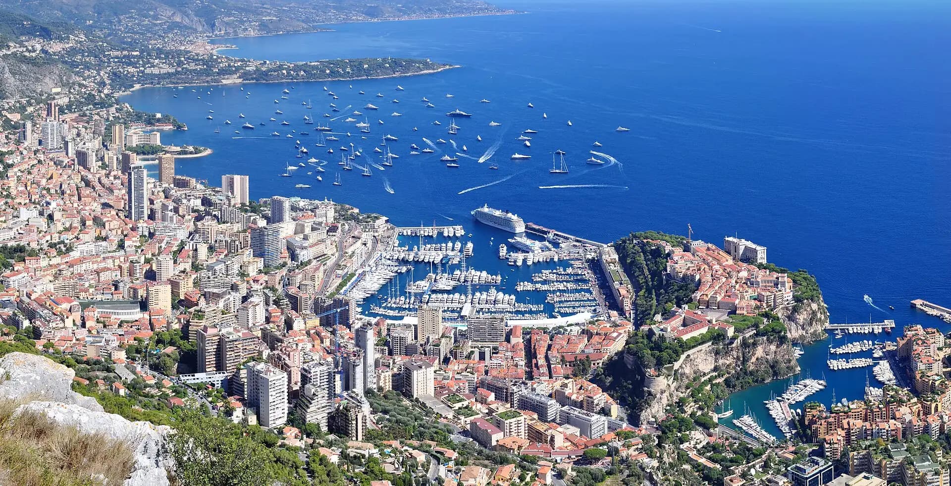 Panoramablick auf Monaco von La Turbie: der Felsen, Port Hercule und Monte-Carlo am Meer