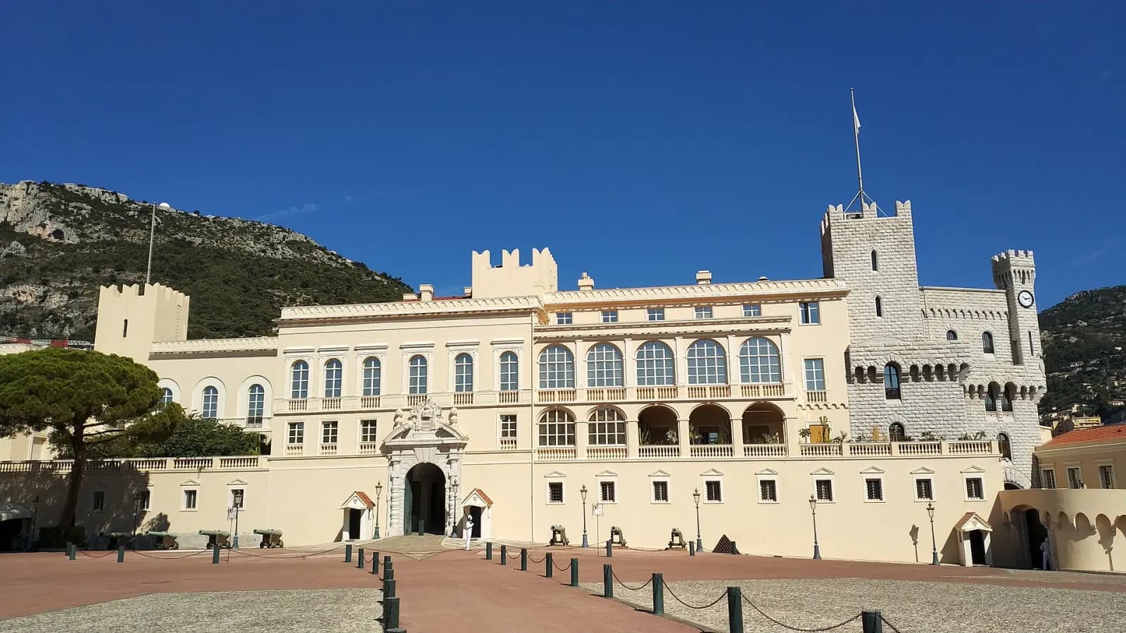 Le Palais princier de Monaco et sa place sur le Rocher, sous un ciel bleu