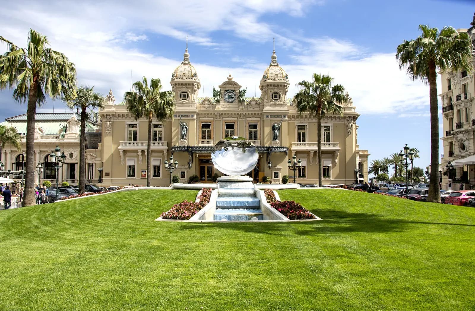 Le Casino de Monte-Carlo vu depuis ses jardins, avec la pelouse et les palmiers