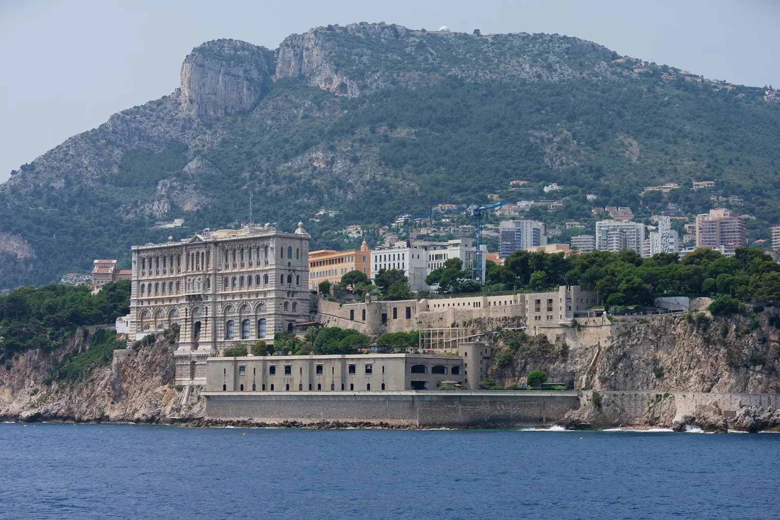 Le Musée océanographique de Monaco bâti au sommet de la falaise, vu depuis la mer