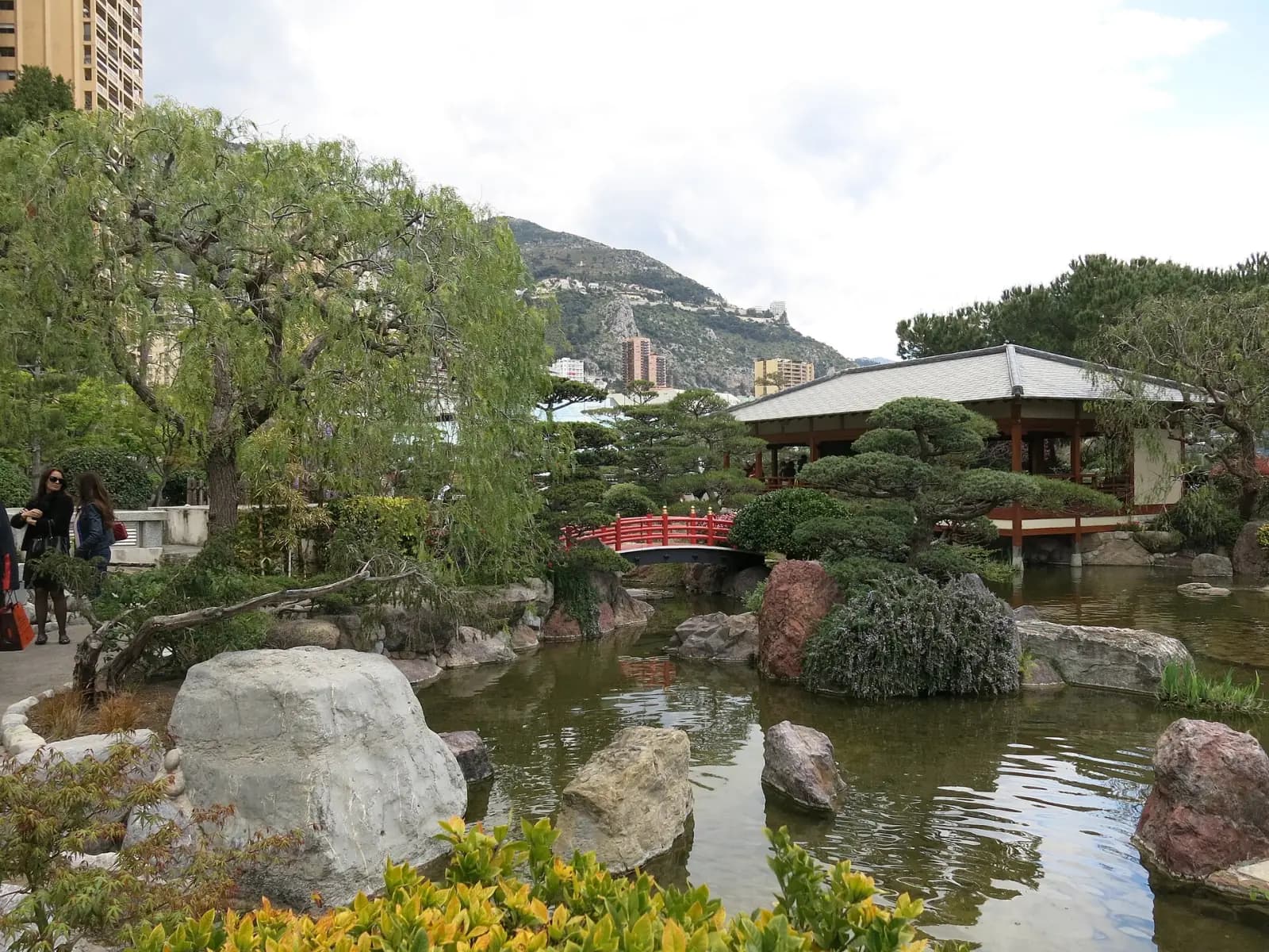Bassin, pont rouge et pavillon du Jardin japonais de Monaco