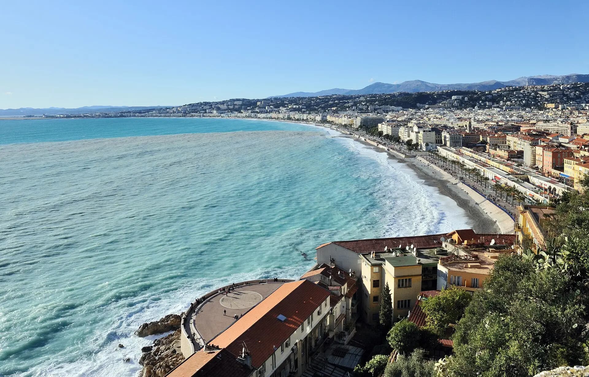 Die Engelsbucht und die Promenade des Anglais vom Schlossberg aus gesehen, dahinter die Hügel von Nizza