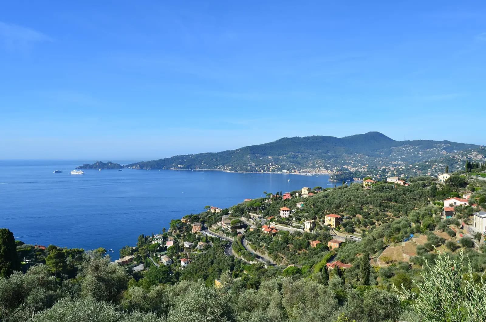 Das Vorgebirge von Portofino von den Hügeln bei Zoagli aus, zwischen Olivenhainen und Meer