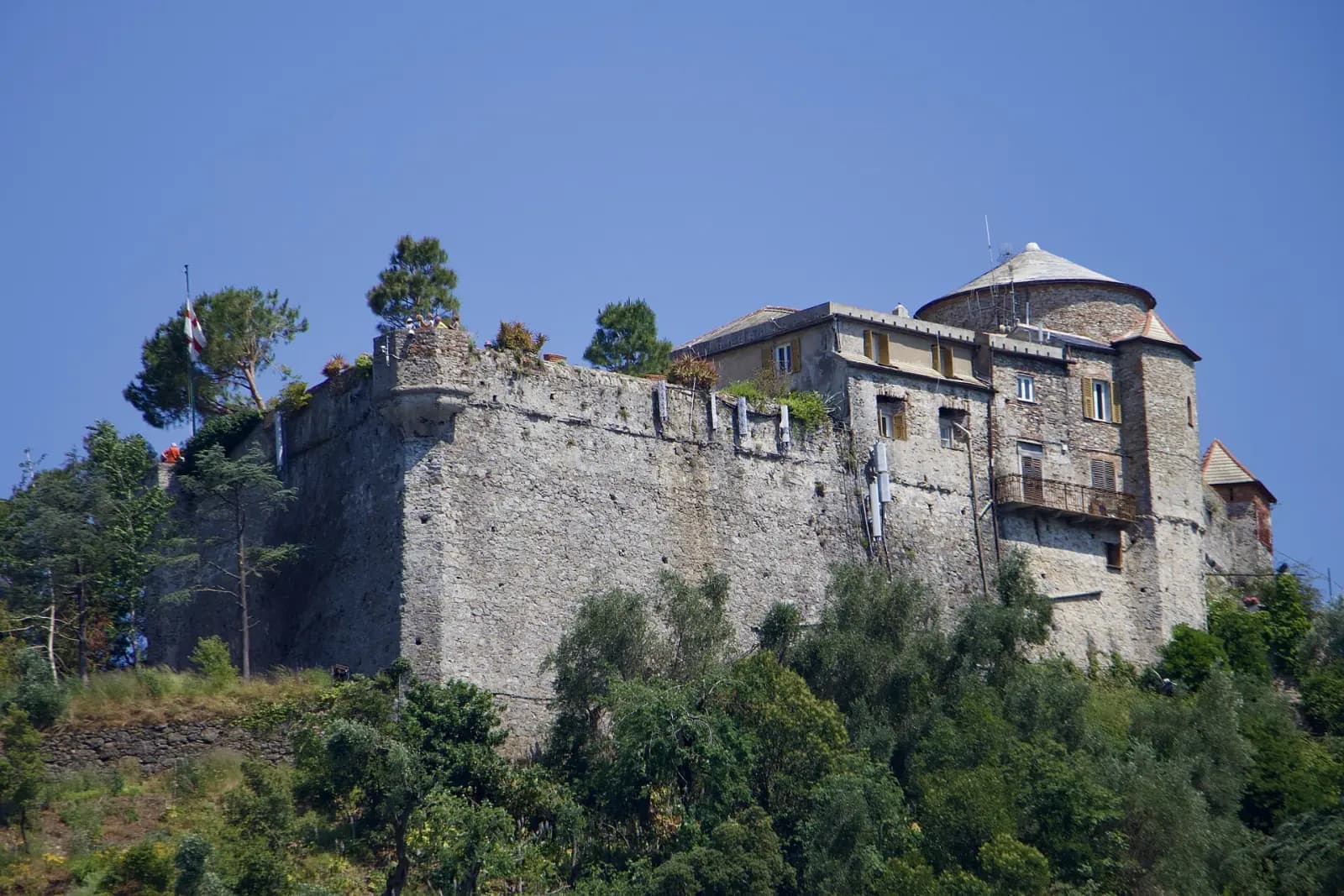 Die steinernen Mauern des Castello Brown über dem grünen Vorgebirge