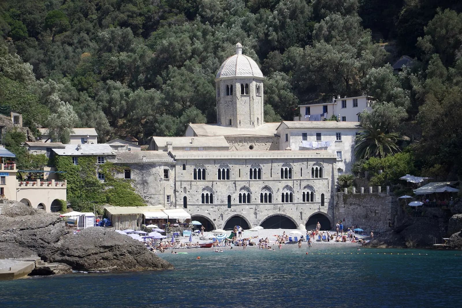 Die Abtei San Fruttuoso mit ihrem Turm am Ende ihrer bewaldeten Bucht