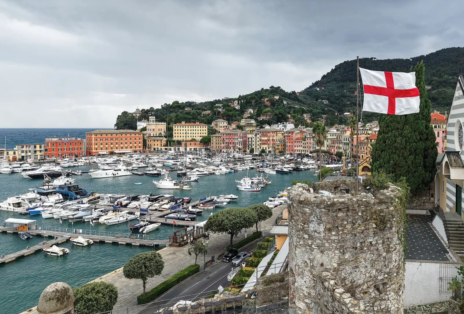Der Jachthafen von Santa Margherita Ligure von den Burgmauern aus gesehen