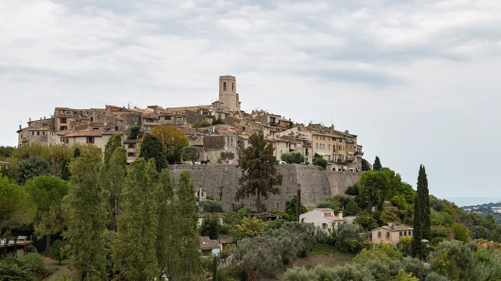 Le village fortifié de Saint-Paul-de-Vence et sa tour, au-dessus des pins et des cyprès
