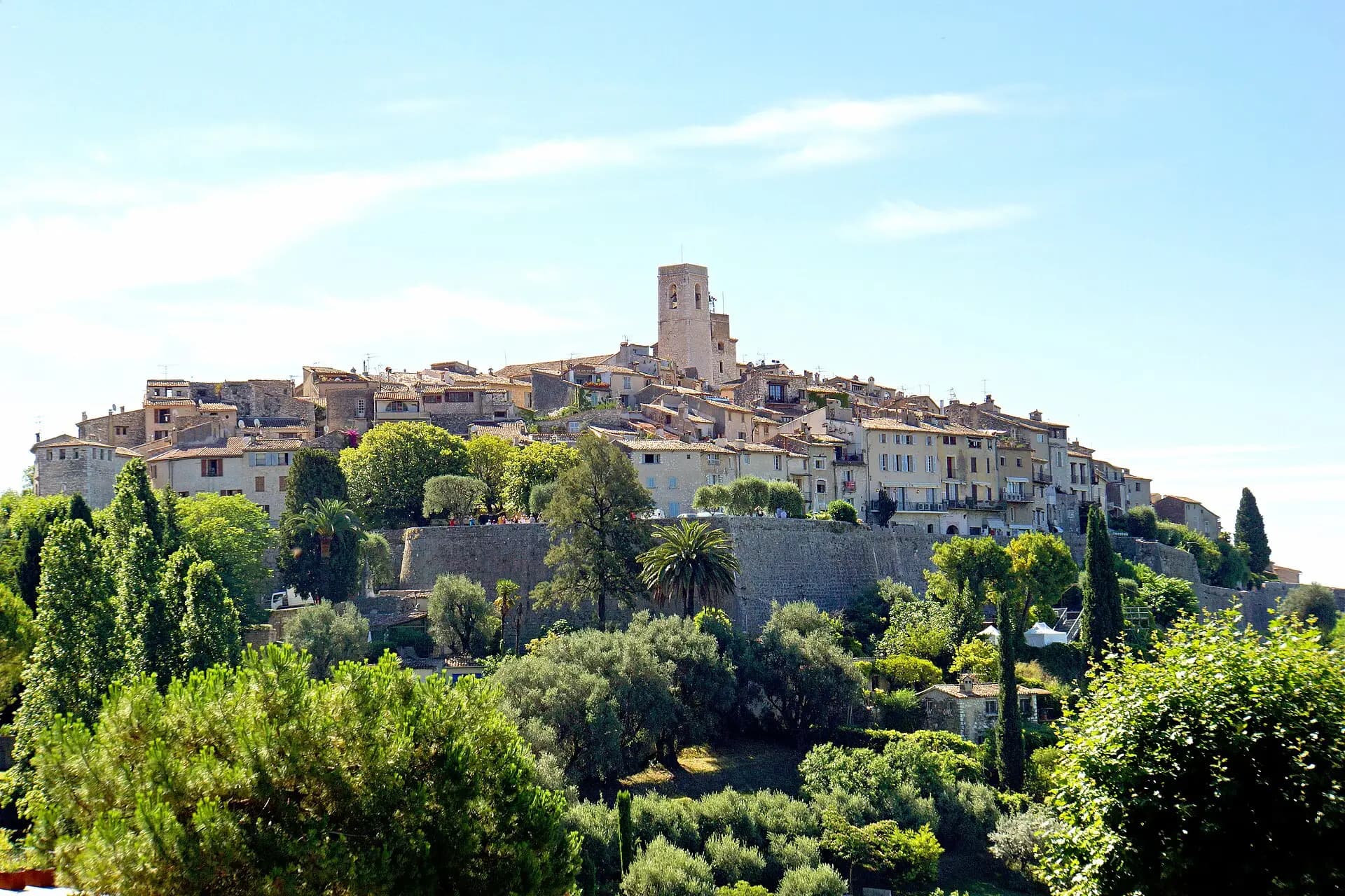 Das Bergdorf Saint-Paul-de-Vence mit seinen Wehrmauern über mediterranem Grün