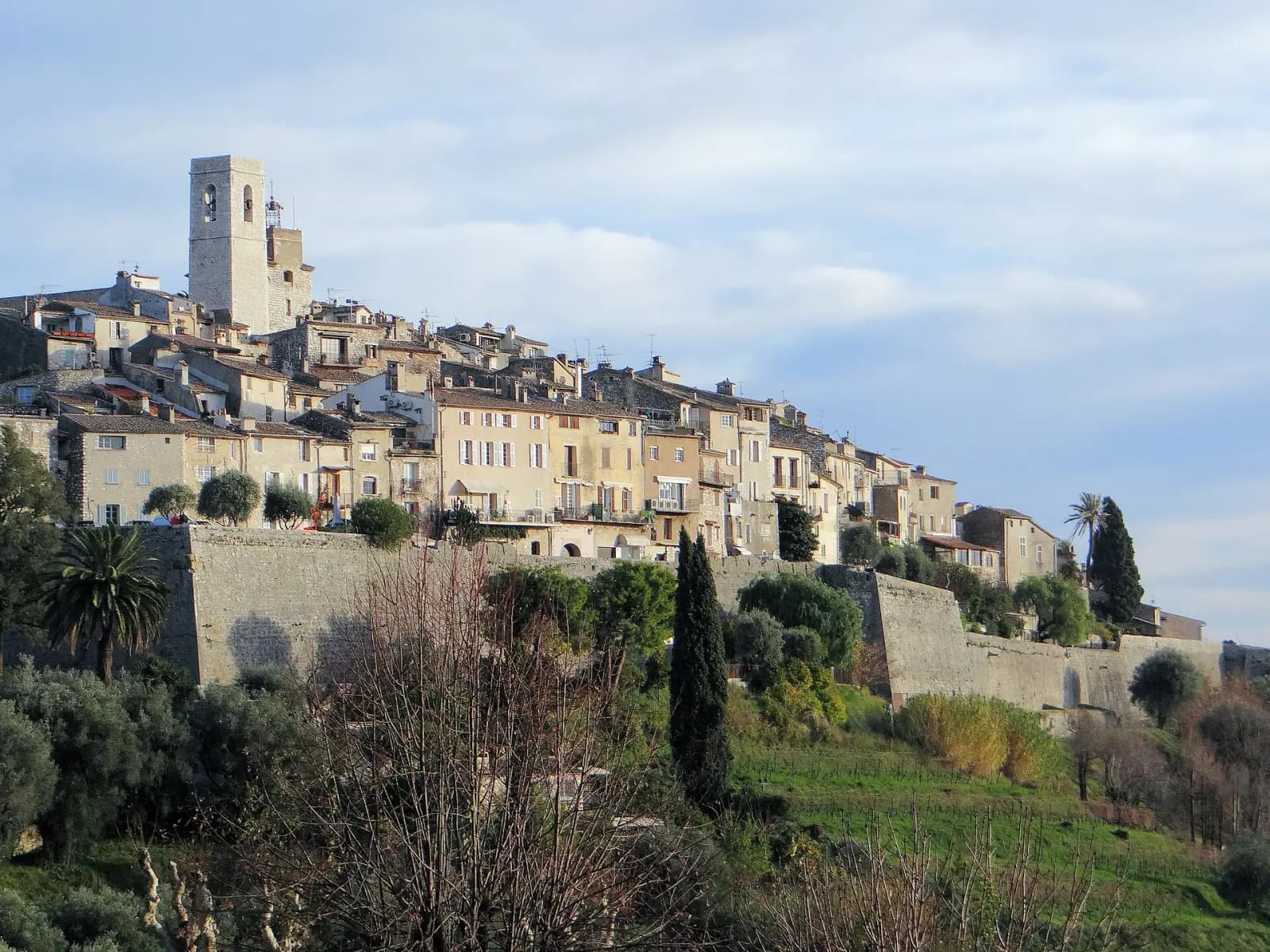 Les maisons de pierre de Saint-Paul-de-Vence au-dessus de leurs remparts
