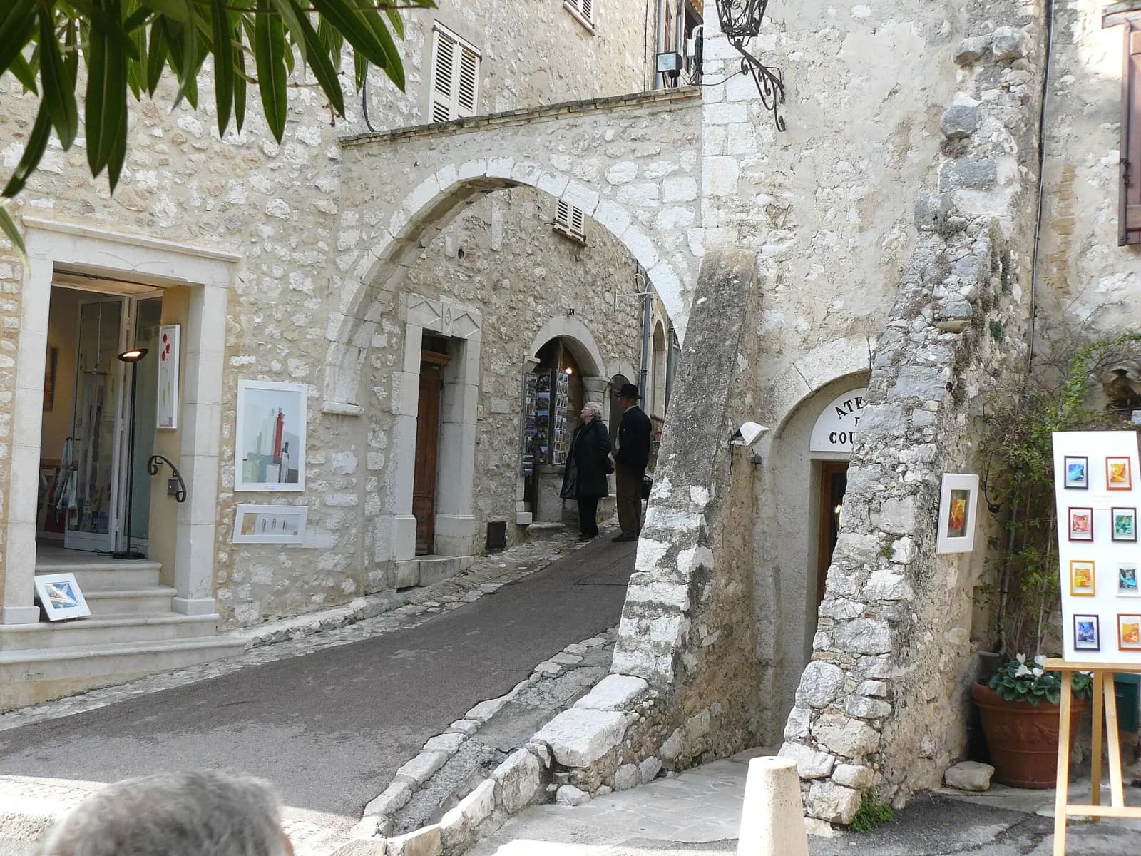 Passage voûté et galerie d'art dans une ruelle pavée de Saint-Paul-de-Vence