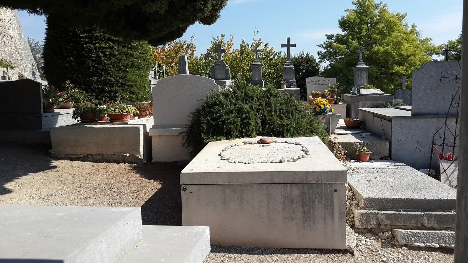 La tombe de Marc Chagall couverte de petits cailloux dans le cimetière de Saint-Paul-de-Vence