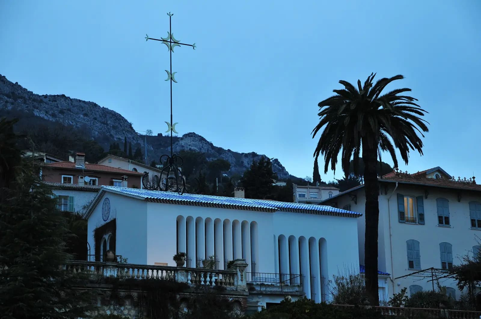 La chapelle du Rosaire de Matisse à Vence, avec sa haute croix et un palmier