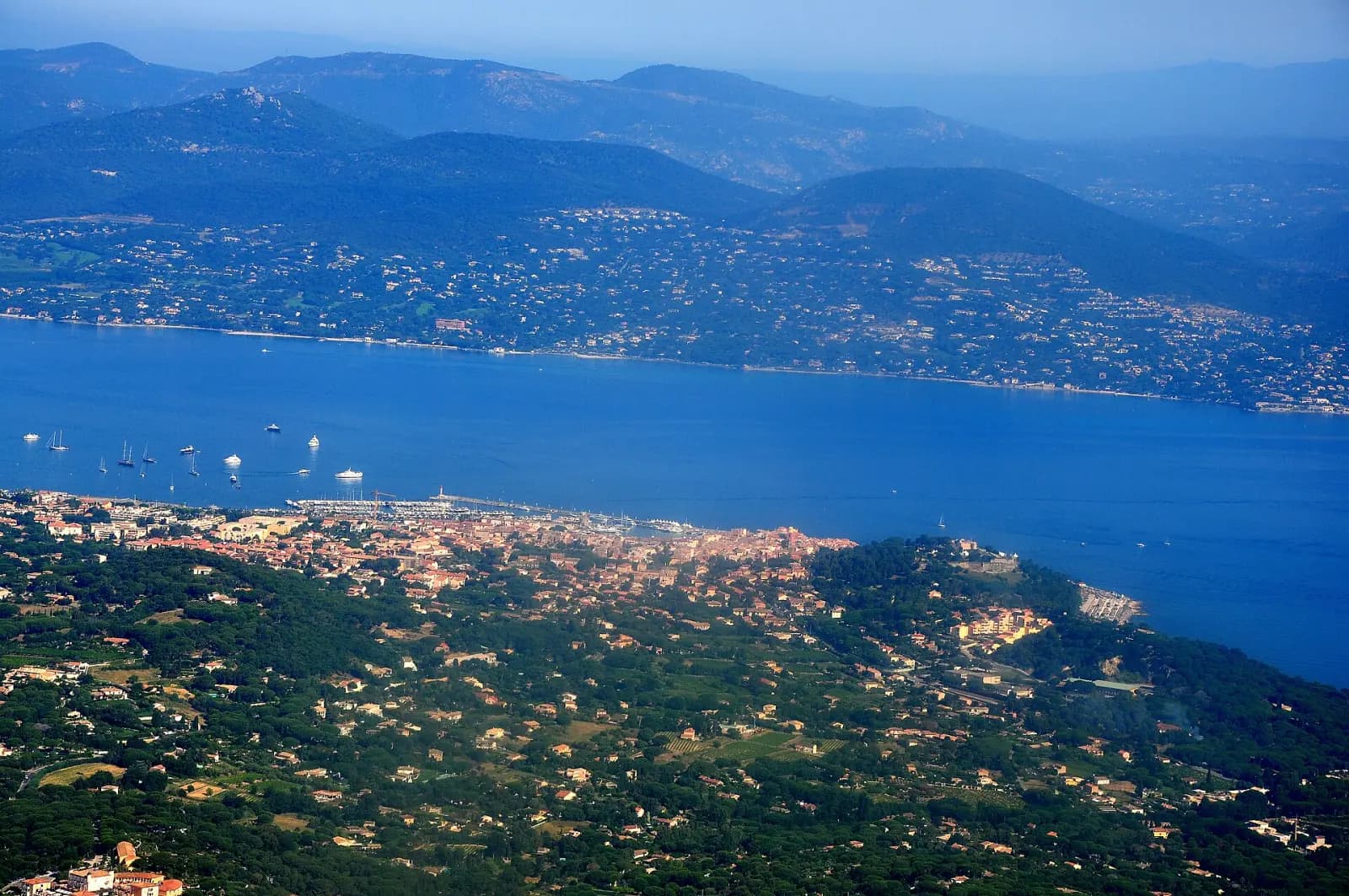 Vue aérienne de Saint-Tropez et du golfe, avec les collines des Maures en arrière-plan