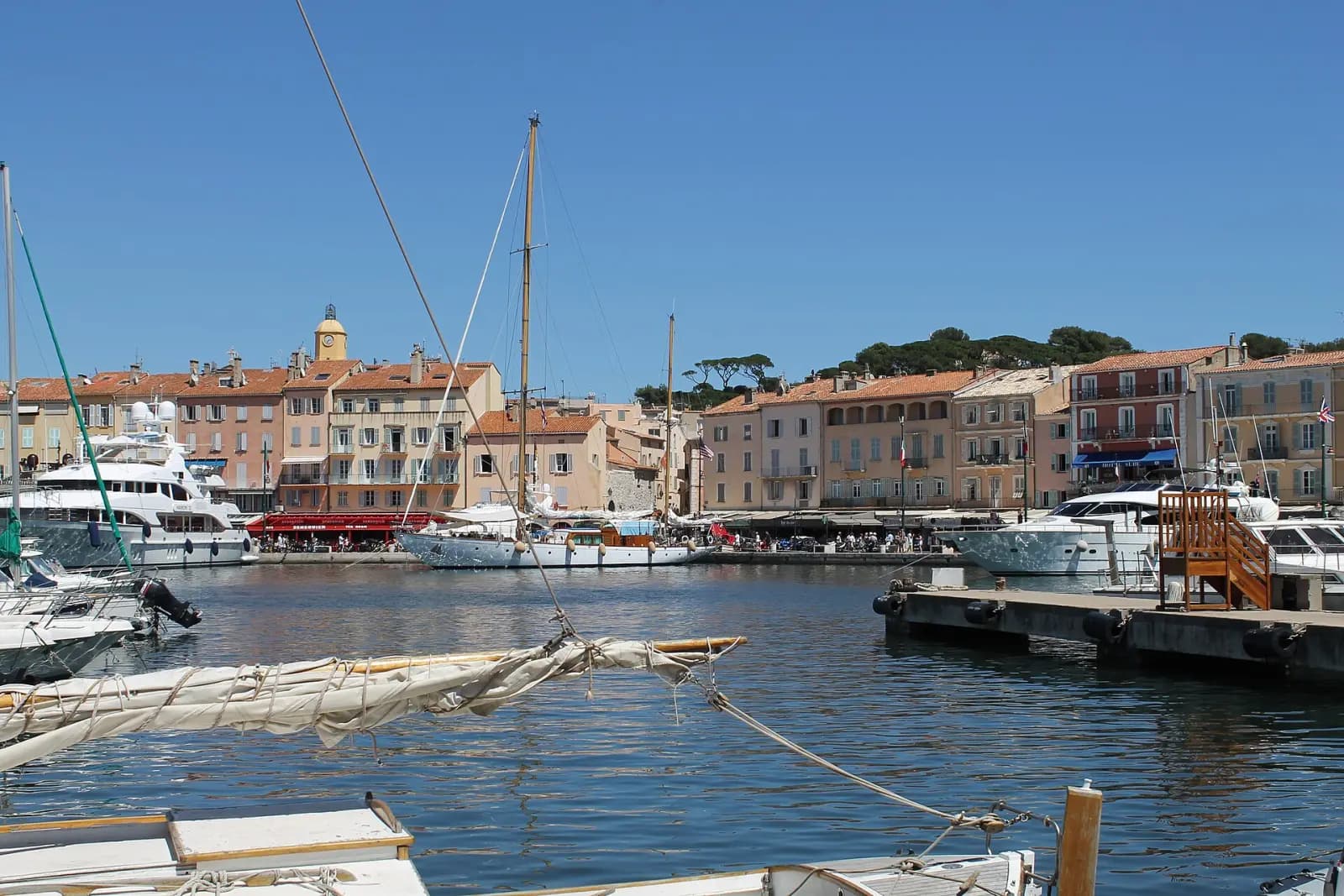 Le port de Saint-Tropez, ses voiliers, ses yachts et les façades colorées du quai
