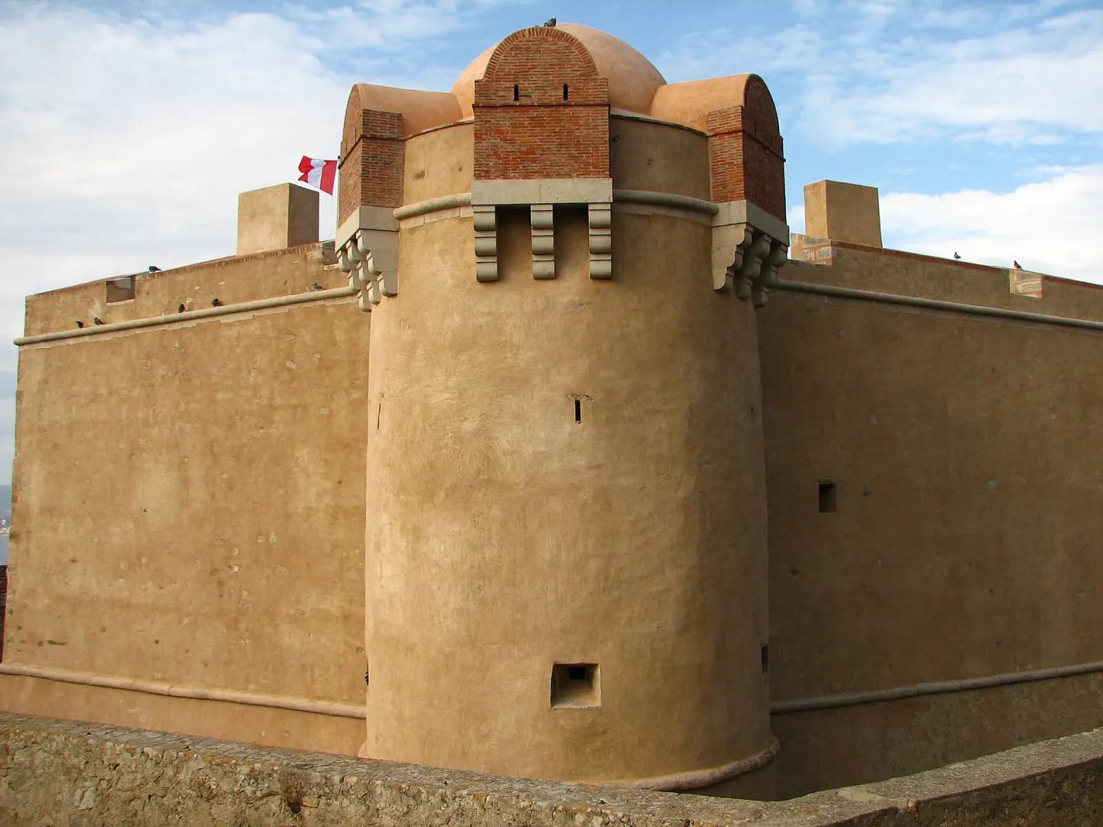 Le donjon de la Citadelle de Saint-Tropez et ses murs de pierre sous un ciel bleu