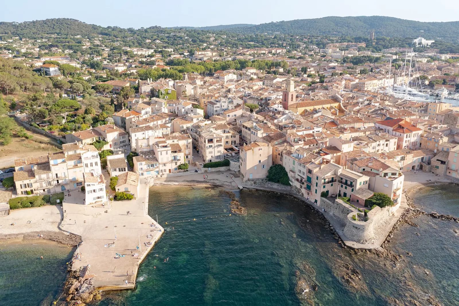 Vue aérienne du quartier de La Ponche, de sa petite plage et des maisons au bord de l'eau