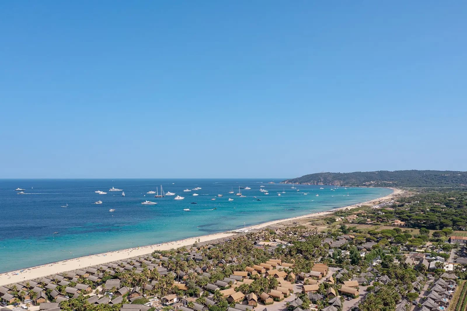 Vue aérienne de la plage de Pampelonne, de la mer turquoise et de la pinède