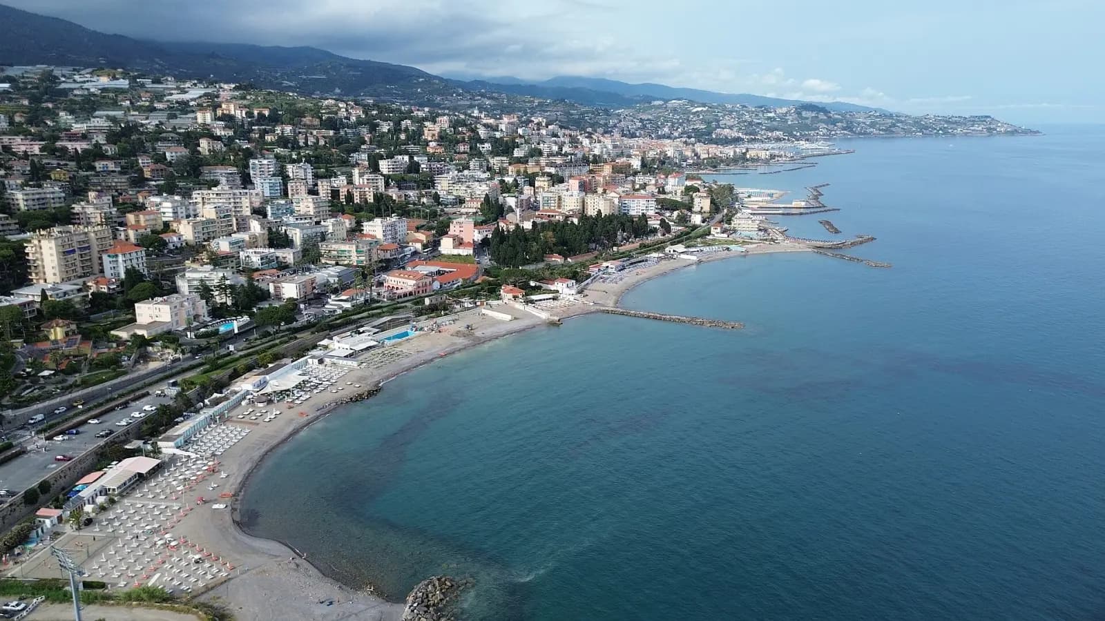 Vista aérea de Sanremo, sus playas y la costa de Liguria hacia el oeste