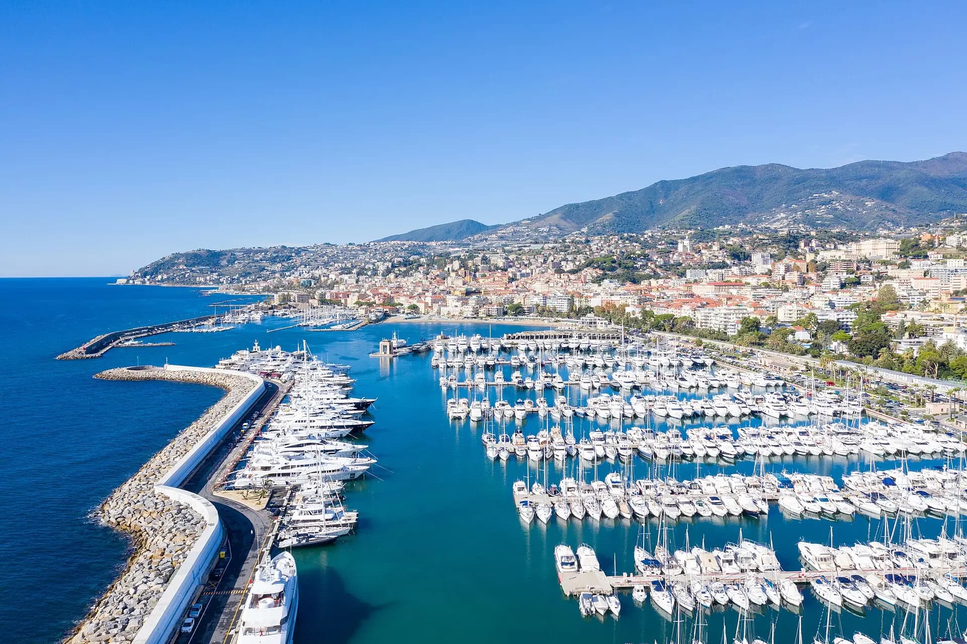 Luftaufnahme des Jachthafens Portosole in Sanremo mit der Stadt und den Hügeln im Hintergrund