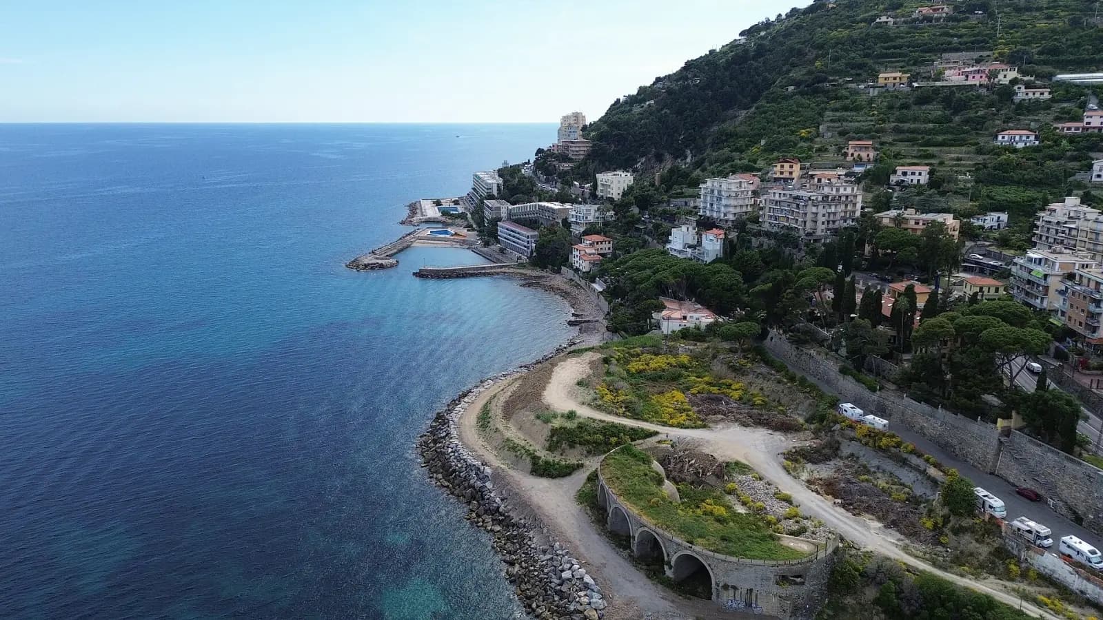 Vista aérea de la costa de Liguria cerca de Sanremo, entre colinas en terrazas y el mar