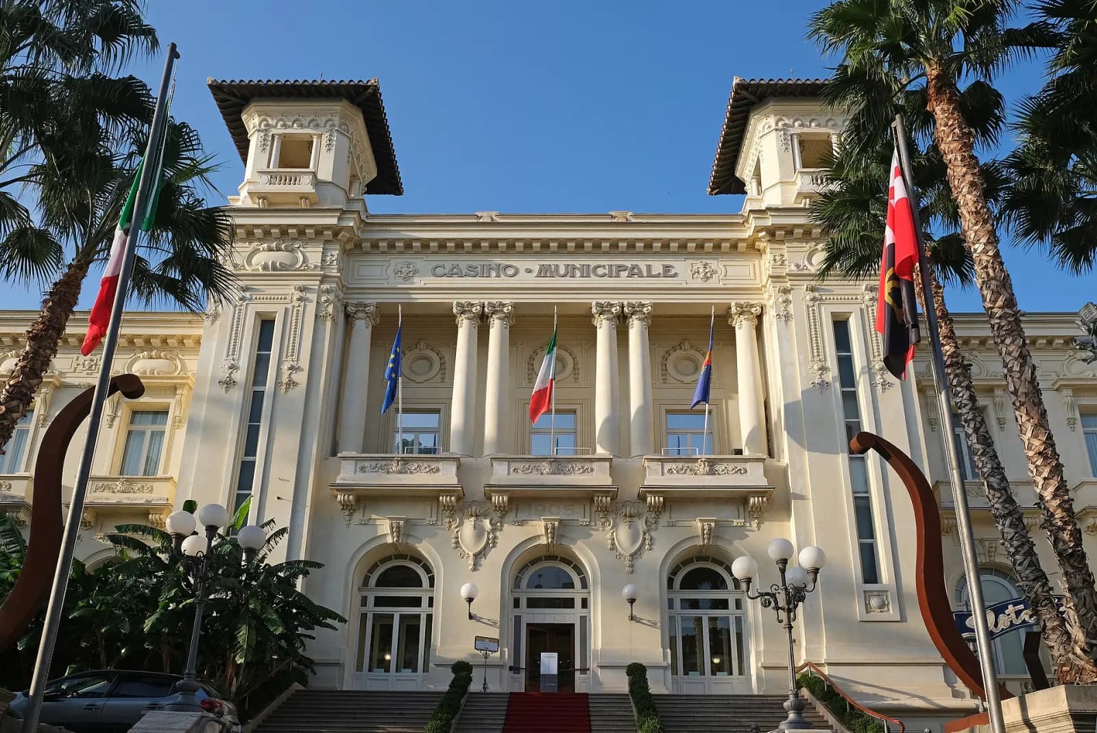Fachada modernista del Casino de Sanremo entre palmeras