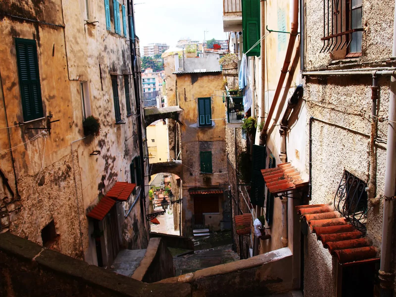 Callejuela estrecha con escaleras entre casas antiguas de La Pigna, en Sanremo