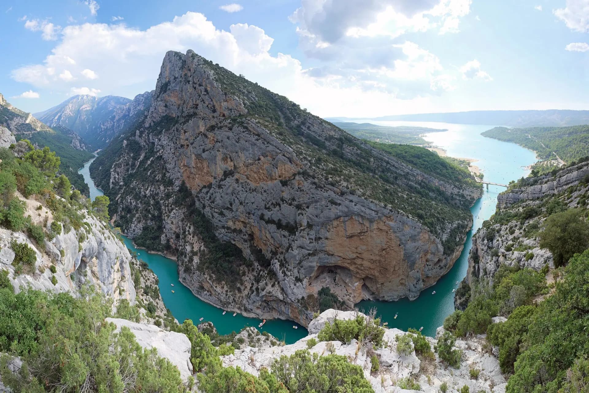 Die Kalkfelsen der Verdonschlucht und der türkisfarbene Fluss, in der Ferne der Lac de Sainte-Croix