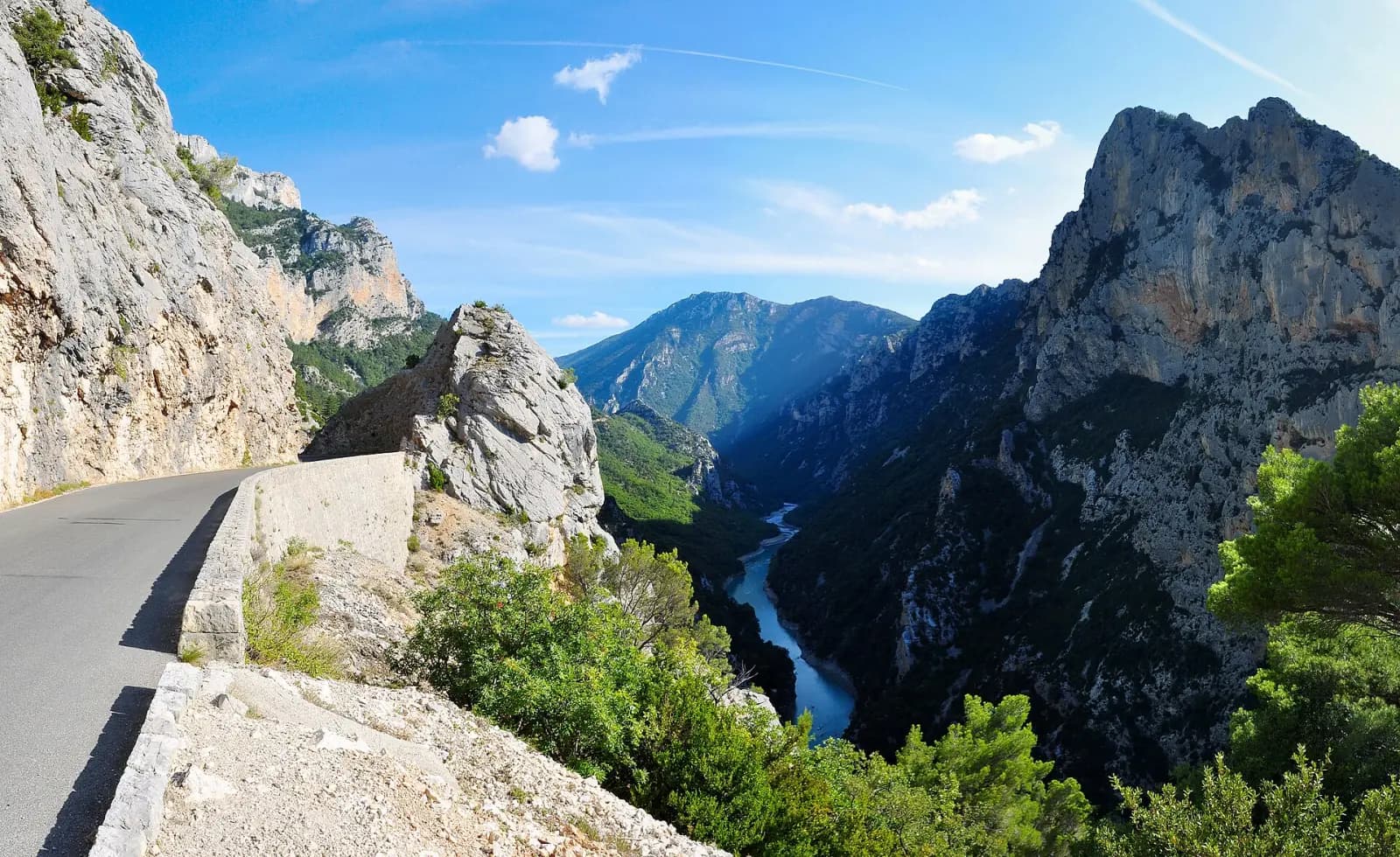The Route des Crêtes along the cliff edge, with the Verdon far below in the canyon